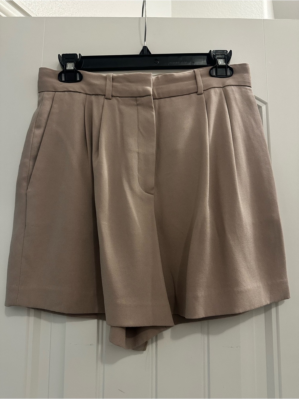 Aritzia Babaton Pleated Mid-Thigh Short — Taupeu
